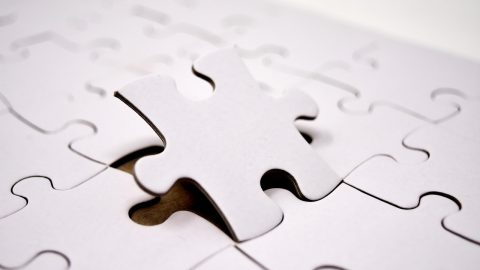 单行本与平板屏幕并排放置，对照阅读体验的桌面实拍