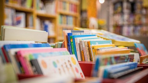 茂男漫画单行本与网络连载并排对照的书架实拍示意